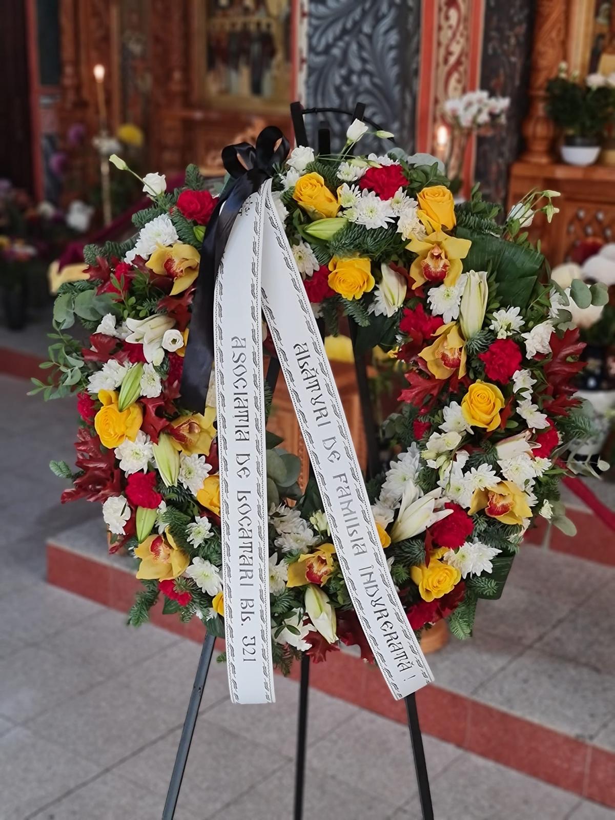 Coroană funerară colorată cu trandafiri și orhidee