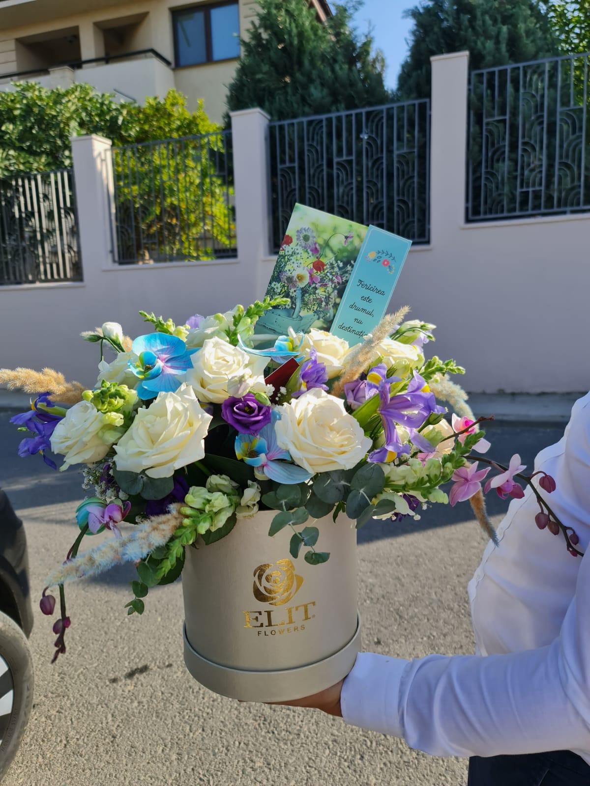 Coș de flori Viață Veșnică Flowers cu trandafiri albi
