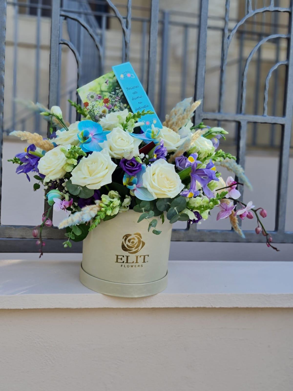 Coș de flori Viață Veșnică Flowers pe pervaz