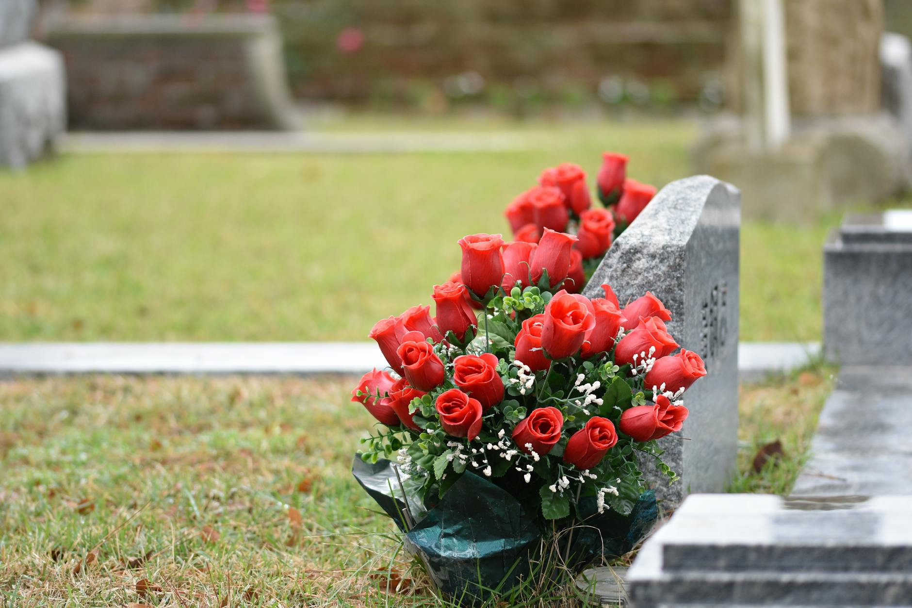 Întreținere morminte — igienizare, vopsire, curățare monumente funerare Brăila și împrejurimi